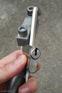 Defekte Schließzylinder entfernen